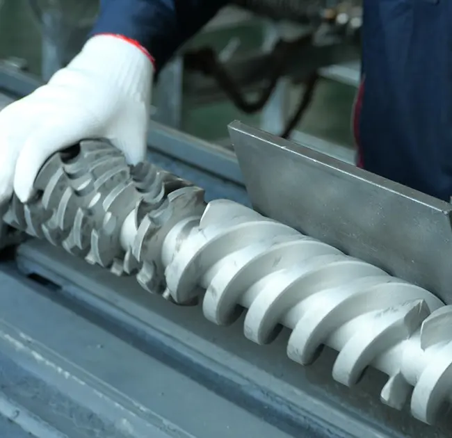 Зошто црните линии се појавуваат постојано во екструдерот? Оваа статија ве учи како брзо да одредите дали тоа е предизвикано од проблем со цевката или завртката.